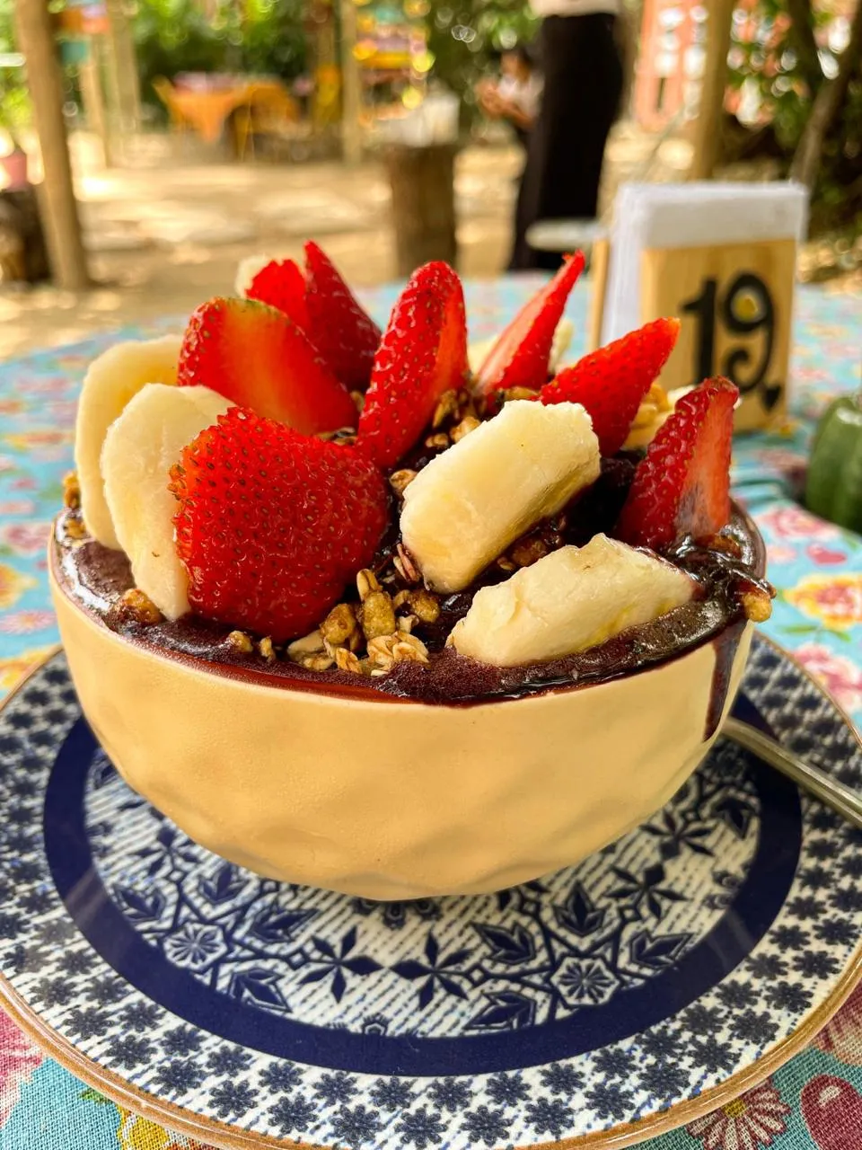 Açaí com frutas e granola