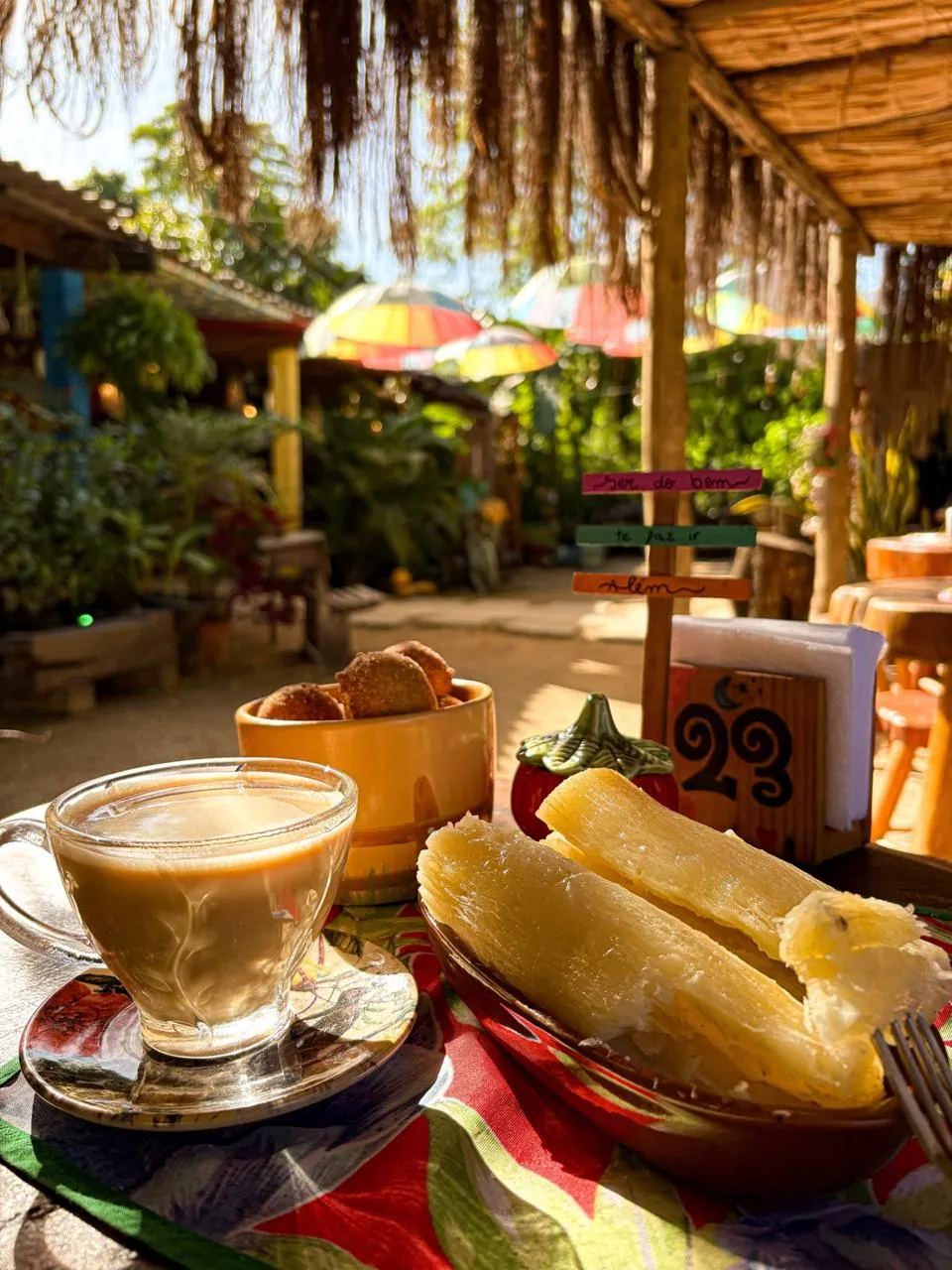 Mesa de café da manhã completa no pátio do Dedo de Moça Café da Roça