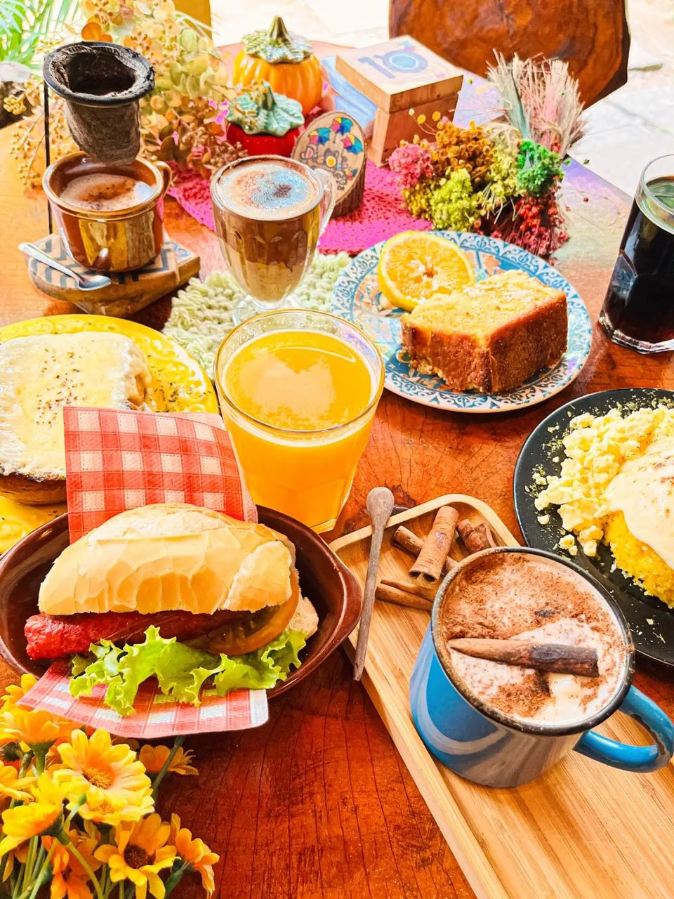 Mesa de café da manhã com café coado, bolo e pão