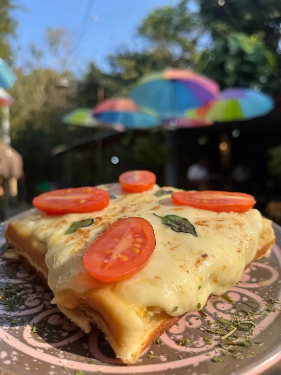 Baguete gratinada com tomate