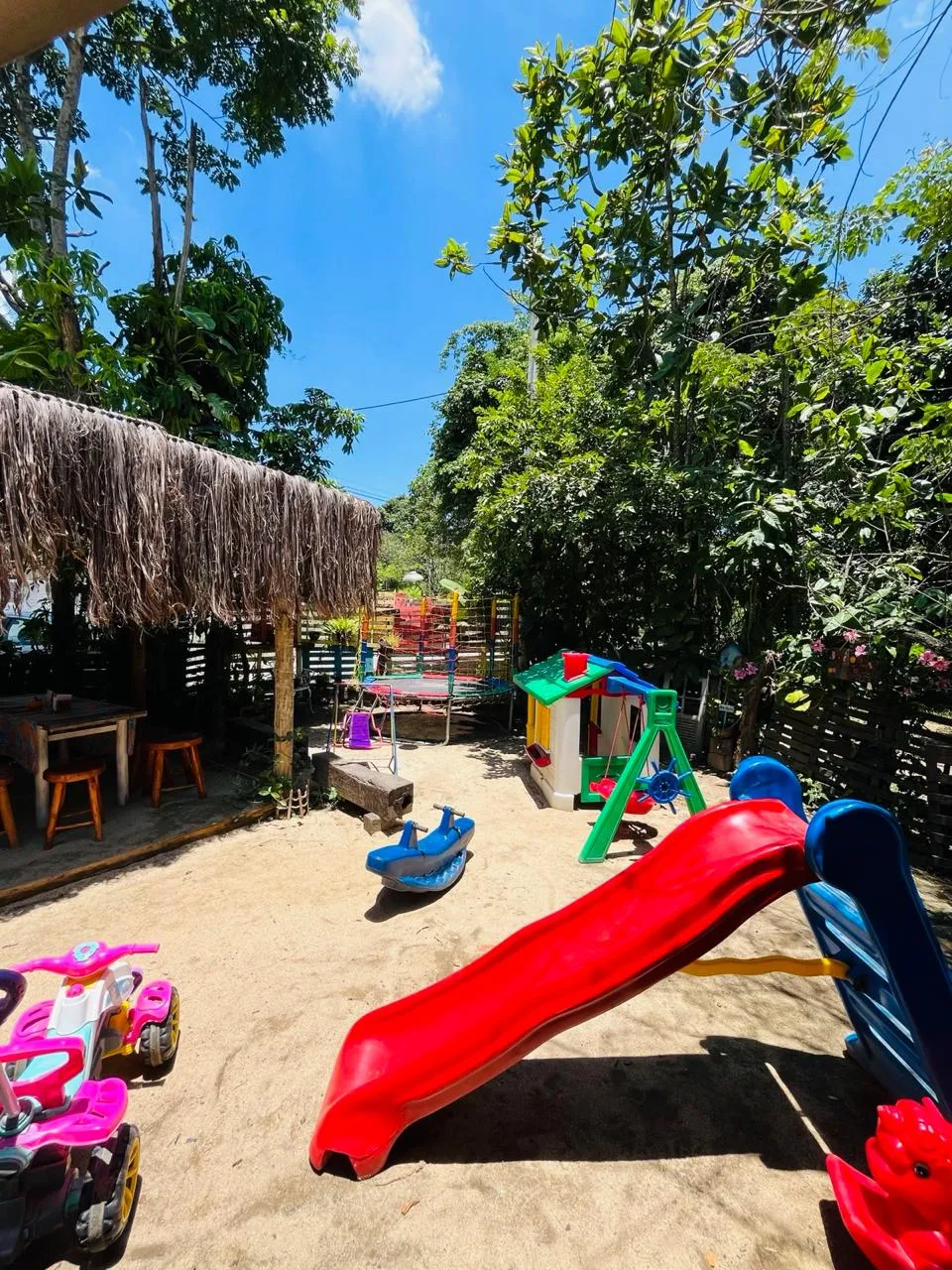 Playground infantil colorido no quintal do Dedo de Moça Café da Roça