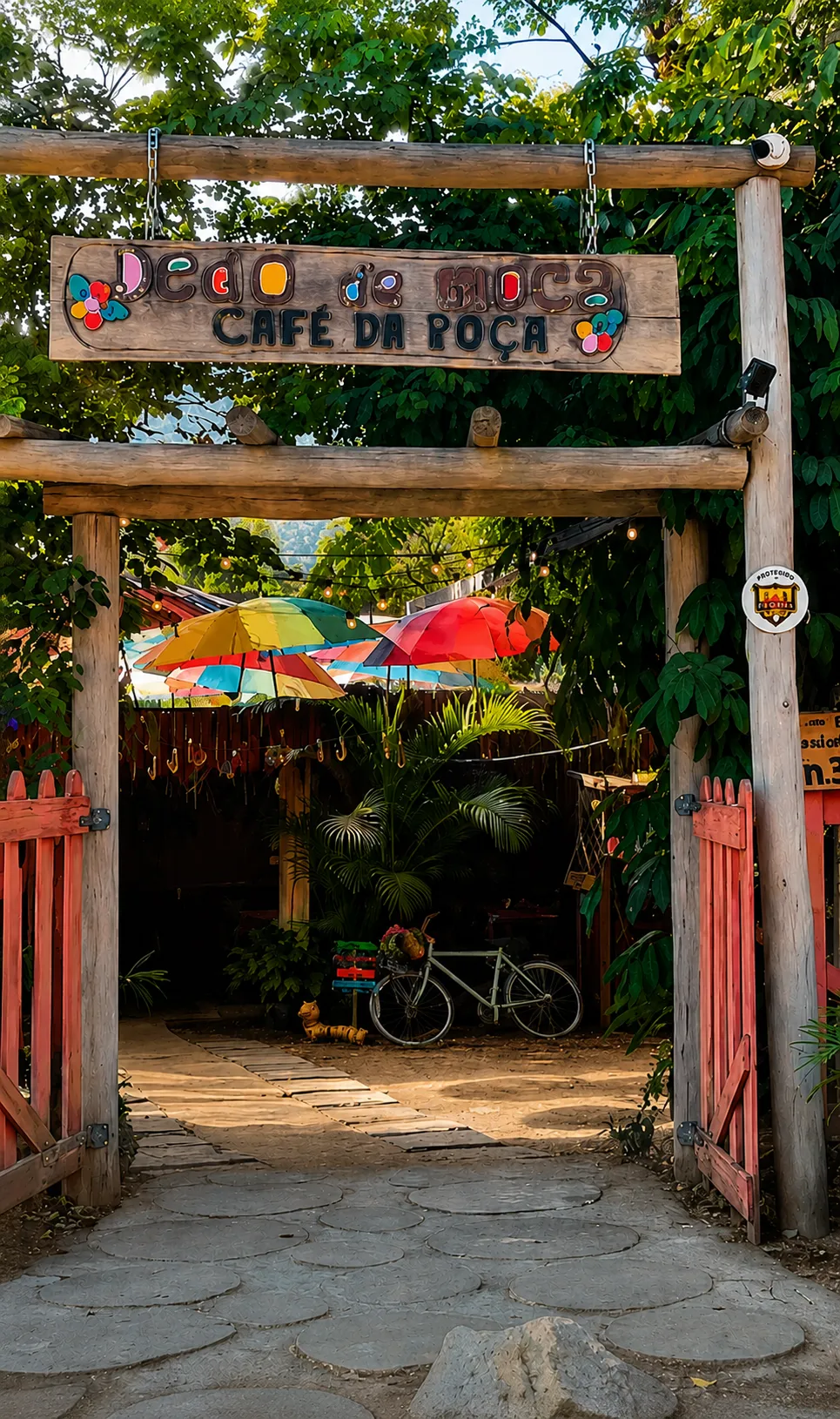 Portal de entrada do Dedo de Moça Café da Roça, com placa entalhada na madeira